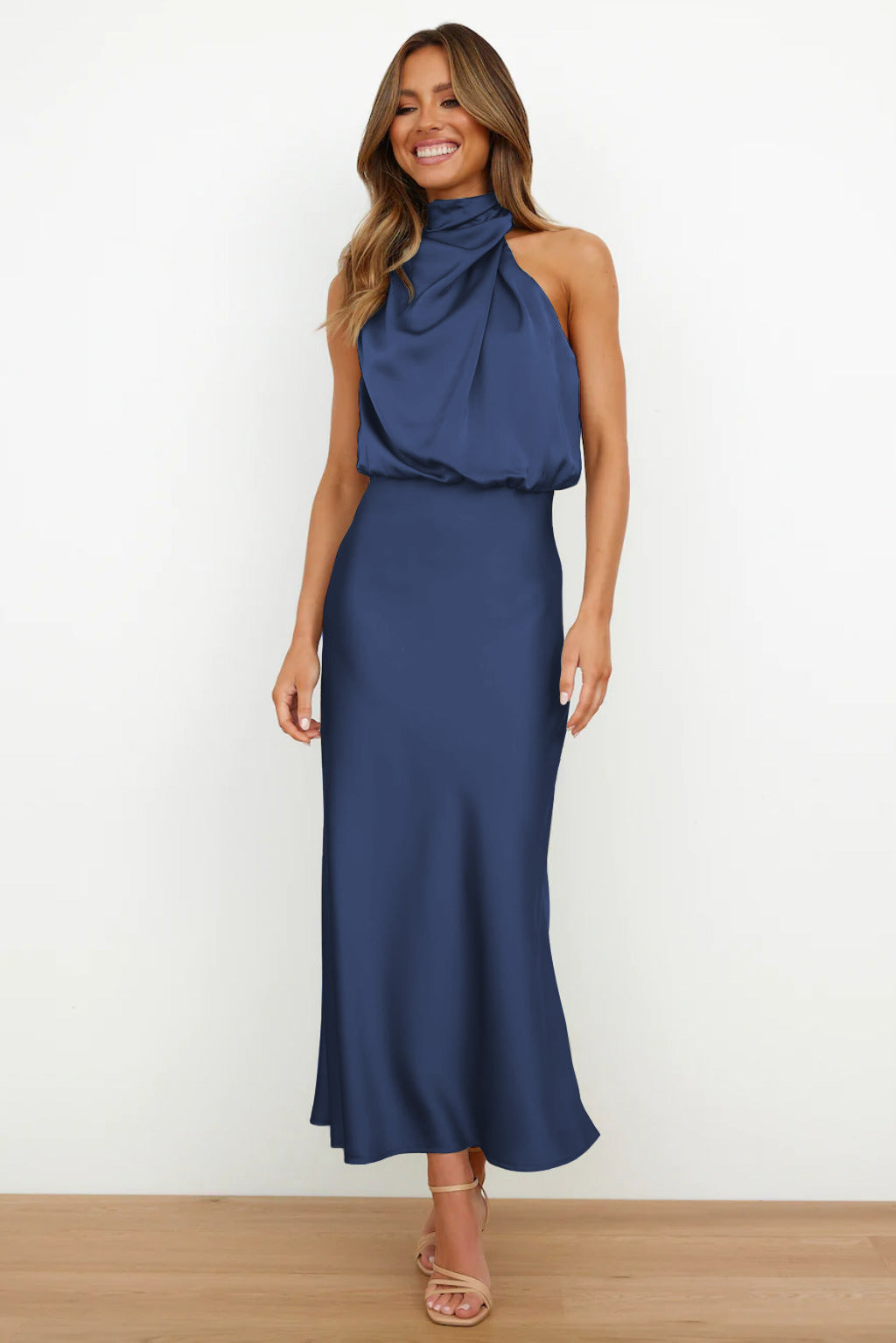 Amore Di Gioielli | Lang satinkjole med halterneck