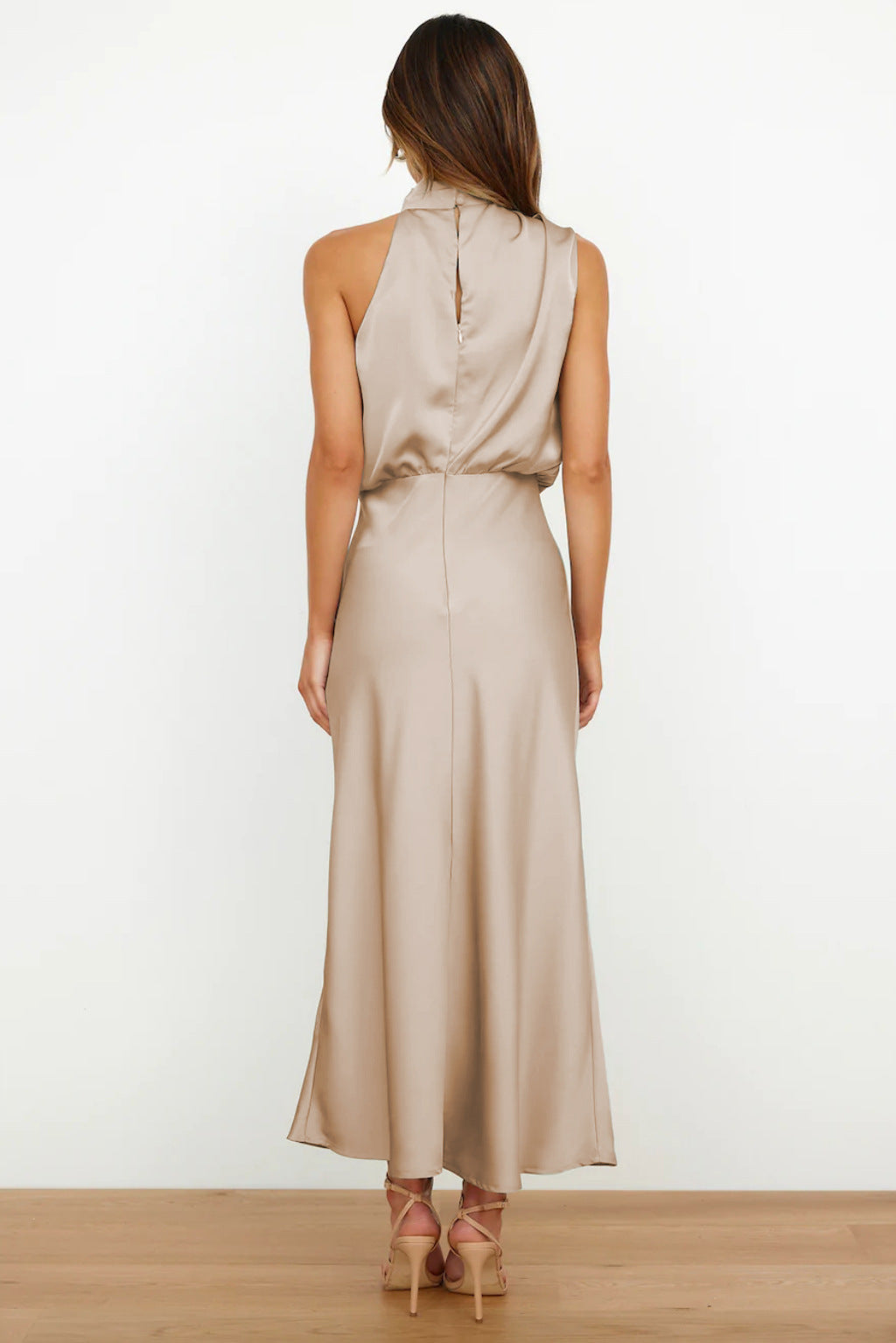 Amore Di Gioielli | Lang satinkjole med halterneck