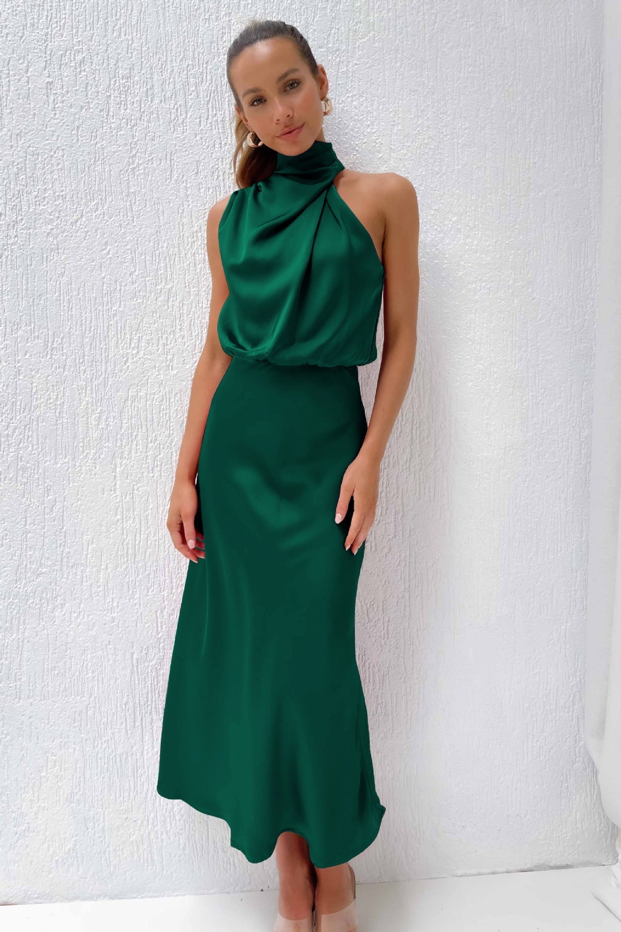 Amore Di Gioielli | Lang satinkjole med halterneck