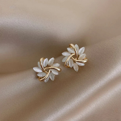 Amore Di Gioielli | Elegante og udsøgte Opal Petal Circle Stud Earrings i guld